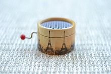 Carica l'immagine nel visualizzatore di Gallery, Carillon manovella decorato con la Torre Eiffel Parigi che suona il Valzer... - Ilgrandebazar