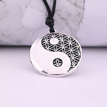 Carica l'immagine nel visualizzatore di Gallery, Dawapara - Collana con ciondolo fiore della vita e Yin Yang Tai silver tone
