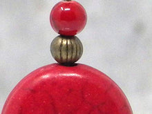 Carica l'immagine nel visualizzatore di Gallery, Orecchini rossi stile Zen in bronzo antico e perle piatte turchese...
