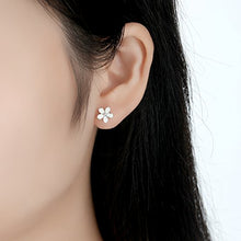Carica l'immagine nel visualizzatore di Gallery, Bamoer 925 sterling Silver Darling Daisy orecchini con smalto bianco lucido... - Ilgrandebazar