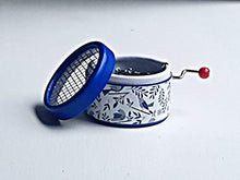 Carica l'immagine nel visualizzatore di Gallery, Carillon manuale blu rotondo di uccelli canori con la melodia Somewhere over... - Ilgrandebazar