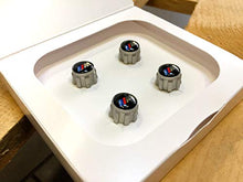 Carica l'immagine nel visualizzatore di Gallery, Set di 4 tappi valvola con logo originale BMW per veicoli RDCi - Ilgrandebazar
