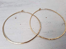Carica l'immagine nel visualizzatore di Gallery, Orecchini a cerchio martellati 14k oro riempito a grandi...