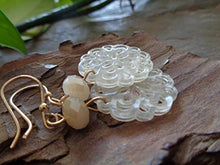 Carica l'immagine nel visualizzatore di Gallery, ✿ FIORI DI IN CRISTALLO O RESINA ✿ Orecchini fatti a mano realizzati...