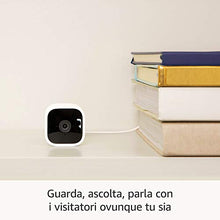 Carica l'immagine nel visualizzatore di Gallery, Ti presentiamo Blink Mini - Videocamera di sicurezza intelligente per...