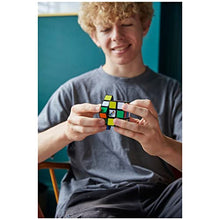 Carica l'immagine nel visualizzatore di Gallery, Rubik's, Spin Master, Il Cubo Classico 3X3, L'Originale, per Bambini dagli 8+, Rompicapo Professionale a cobinazione di Colori, Problem-Solving
