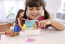 Carica l'immagine nel visualizzatore di Gallery, Barbie Bambola Skipper Caucasica Babysitter con Vasca da Bagno, Bambina Che... - Ilgrandebazar