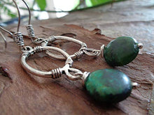 Carica l'immagine nel visualizzatore di Gallery, ✿ LONG OVAL &amp; GREEN ROUND STONE ✿ Orecchini etnici con ganci lunghi decorati