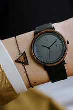 Carica l'immagine nel visualizzatore di Gallery, KERBHOLZ orologio in legno - Masterpieces Collection Noce / Nero Notte - Ilgrandebazar