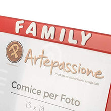 Carica l'immagine nel visualizzatore di Gallery, Cornici Rossa per foto in legno con la scritta Family e decorata con... - Ilgrandebazar