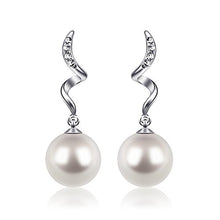Carica l'immagine nel visualizzatore di Gallery, Orecchini con Perle D’acqua Dolce D.Perlla donna in Bianco Perla2