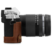 Carica l'immagine nel visualizzatore di Gallery, MegaGear Custodia in Vera Pelle Compatibile con Olympus Om-D E-M5 Marrone