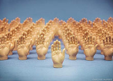 Carica l'immagine nel visualizzatore di Gallery, Set of Five Rubber Finger Hands Mini Puppets by Accoutrements - Ilgrandebazar