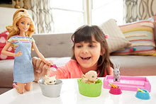 Carica l'immagine nel visualizzatore di Gallery, Barbie Cambia, Playset con Bambola e Due Cuccioli Che Cambiano Colore con... - Ilgrandebazar