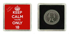 Carica l'immagine nel visualizzatore di Gallery, Portafortuna con moneta da 6 pence, scritta in inglese: Keep Calm,...