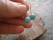 Carica l'immagine nel visualizzatore di Gallery, TURCHESE HOWLITE STONES orecchini ganci lunghi - Ilgrandebazar