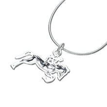 Carica l'immagine nel visualizzatore di Gallery, Ciondolo per collana a forma di amazzone che cavalca un cavallo, ideale per... - Ilgrandebazar