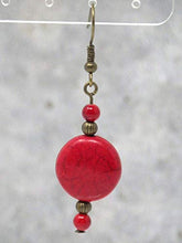 Carica l'immagine nel visualizzatore di Gallery, Orecchini rossi stile Zen in bronzo antico e perle piatte turchese...