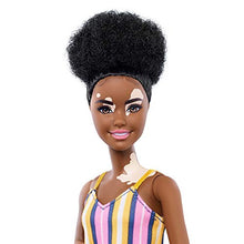 Carica l'immagine nel visualizzatore di Gallery, Barbie- Fashionistas Bambola con Vitiligine e Capelli Ricci Castani e... - Ilgrandebazar