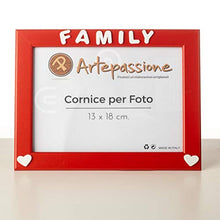 Carica l'immagine nel visualizzatore di Gallery, Cornici Rossa per foto in legno con la scritta Family e decorata con... - Ilgrandebazar