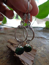 Carica l'immagine nel visualizzatore di Gallery, ✿ LONG OVAL &amp; GREEN ROUND STONE ✿ Orecchini etnici con ganci lunghi decorati