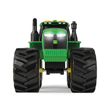Carica l'immagine nel visualizzatore di Gallery, TOMY Monster Treads John Deere Trattore Luci e Suoni, Multicolore, 46656
