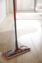 Carica l'immagine nel visualizzatore di Gallery, Vileda Revolution Sistema Lavapavimenti con Secchio, Strizzatore e Piastra, con 2 Panni in Microfibra, Nero/Rosso