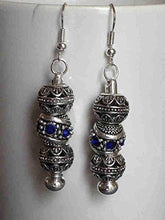 Carica l'immagine nel visualizzatore di Gallery, Orecchini Charms modello Thurcolas Manhattan con perline in metallo e...