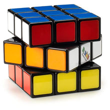 Carica l'immagine nel visualizzatore di Gallery, Rubik's, Spin Master, Il Cubo Classico 3X3, L'Originale, per Bambini dagli 8+, Rompicapo Professionale a cobinazione di Colori, Problem-Solving