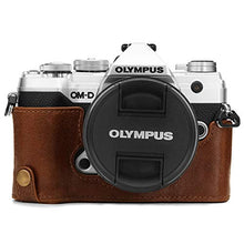 Carica l'immagine nel visualizzatore di Gallery, MegaGear Custodia in Vera Pelle Compatibile con Olympus Om-D E-M5 Marrone