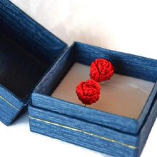 Carica l'immagine nel visualizzatore di Gallery, Orecchini rose rosse chiodini gioielli a perno regalo per lei all'uncinetto...