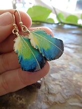 Carica l'immagine nel visualizzatore di Gallery, ✿ FOGLIA ORO SMALTO - ✿ orecchini piuma di pavone verde - blu -...