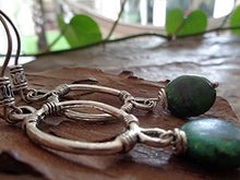 Carica l'immagine nel visualizzatore di Gallery, ✿ LONG OVAL &amp; GREEN ROUND STONE ✿ Orecchini etnici con ganci lunghi decorati