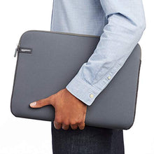 Carica l'immagine nel visualizzatore di Gallery, AmazonBasics, custodia protettiva per laptop, una dimensione dello...