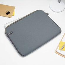 Carica l'immagine nel visualizzatore di Gallery, AmazonBasics, custodia protettiva per laptop, una dimensione dello...