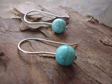 Carica l'immagine nel visualizzatore di Gallery, TURCHESE HOWLITE STONES orecchini ganci lunghi - Ilgrandebazar