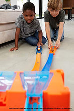 Carica l'immagine nel visualizzatore di Gallery, Hot Wheels Track Builder il Set delle Acrobazie Deluxe, Playset con...