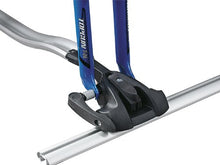 Carica l'immagine nel visualizzatore di Gallery, Thule 561000 Portabici da Tetto, Nero/Grigio - Ilgrandebazar
