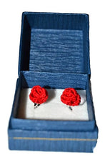 Carica l'immagine nel visualizzatore di Gallery, Orecchini rose rosse chiodini gioielli a perno regalo per lei all'uncinetto...