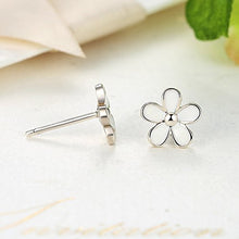 Carica l'immagine nel visualizzatore di Gallery, Bamoer 925 sterling Silver Darling Daisy orecchini con smalto bianco lucido... - Ilgrandebazar