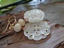 Carica l'immagine nel visualizzatore di Gallery, ✿ FIORI DI IN CRISTALLO O RESINA ✿ Orecchini fatti a mano realizzati...