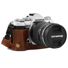 Carica l'immagine nel visualizzatore di Gallery, MegaGear Custodia in Vera Pelle Compatibile con Olympus Om-D E-M5 Marrone