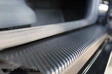 Carica l'immagine nel visualizzatore di Gallery, BLACKSHELL - Protezione VW Golf 7 Limo Typ AU 5-Türer, 3D Carbon nero.
