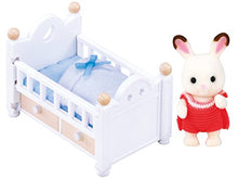 Carica l'immagine nel visualizzatore di Gallery, SYLVANIAN FAMILIES- Bebè Coniglio ciocc+Lettino Accessori, Multicolore,...