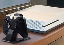 Carica l'immagine nel visualizzatore di Gallery, AmazonBasics - Stazione di ricarica in alluminio per controller Xbox...