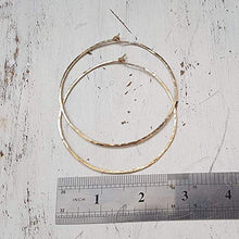 Carica l'immagine nel visualizzatore di Gallery, Orecchini a cerchio martellati 14k oro riempito a grandi...