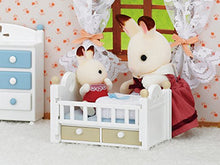 Carica l'immagine nel visualizzatore di Gallery, SYLVANIAN FAMILIES- Bebè Coniglio ciocc+Lettino Accessori, Multicolore,...