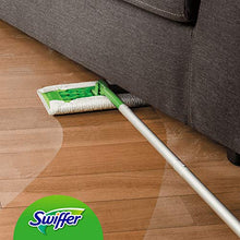 Carica l'immagine nel visualizzatore di Gallery, Swiffer Starter Kit XXL – Scopa con Manico e 8 Panni Ricambio