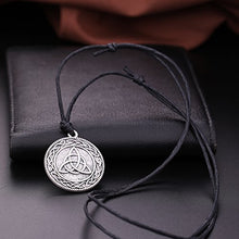 Carica l'immagine nel visualizzatore di Gallery, Dawapara Trinity Irish Nodo Celtico Triquetra Solido Ciondolo Collana Regalo...