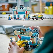 Carica l'immagine nel visualizzatore di Gallery, LEGO 60362 City Autolavaggio, Gioco per Bambini e Bambine da 6 Anni, Set con Spazzole Rotanti, Macchina Giocattolo e 2 Minifigure, Piccola Idea Regalo Giocattolo per Bambina e Bambino